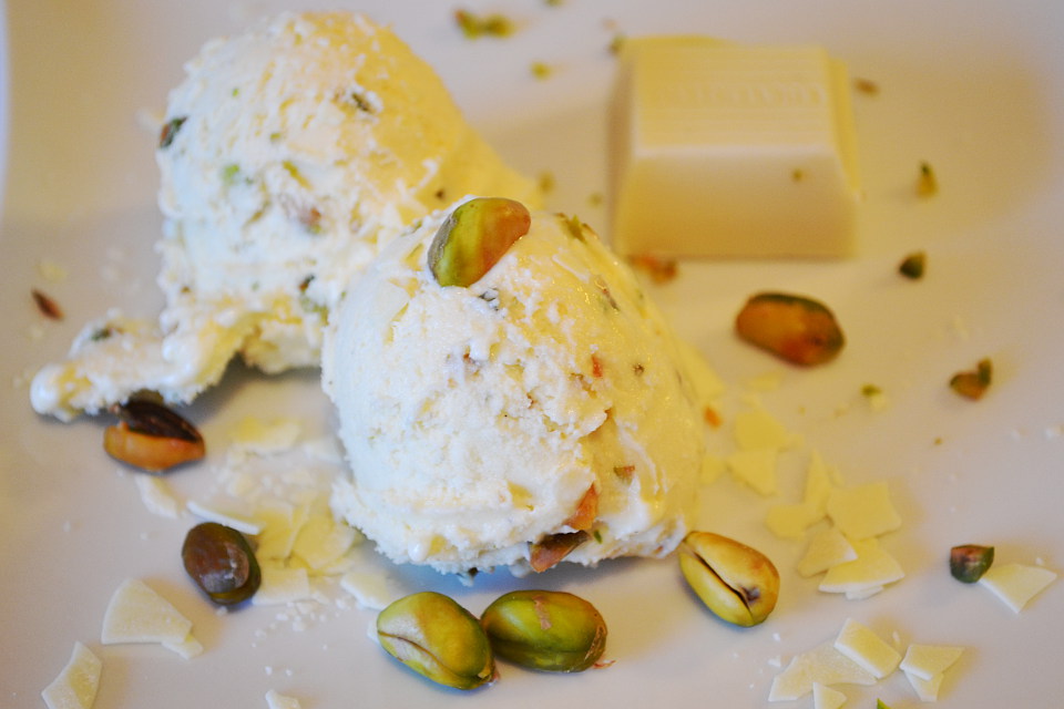 Weißes Schokoladeneis mit Pistazien - von Eisrezepte.net